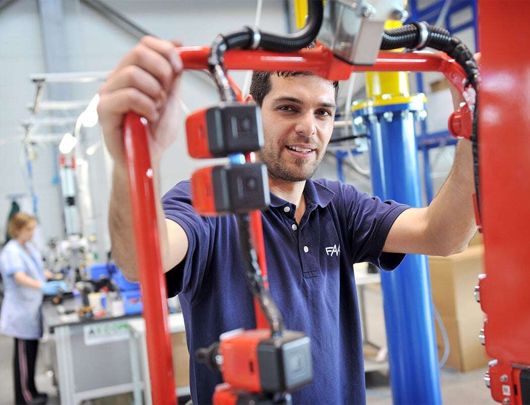FAAC Arbeiter in der Produktionsabteilung